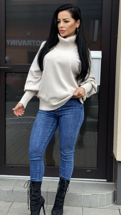 Bledobéžový rolák  – Monika