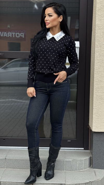 Čierny svetrík s golierikom