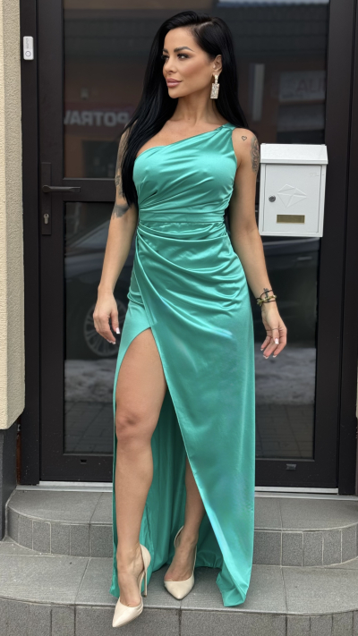 Elegantné saténové šaty na jedno rameno – smaragdová zelená
