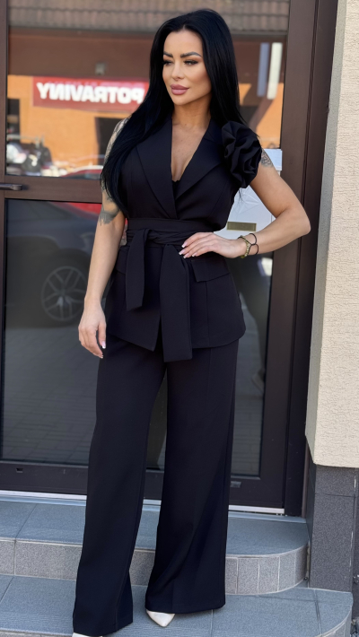 Elegantný čierny kostým