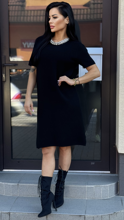Úpletové šaty s kamienkovým detailom – čierna farba