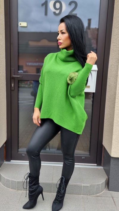 Zelený sveter s brmbolcom 